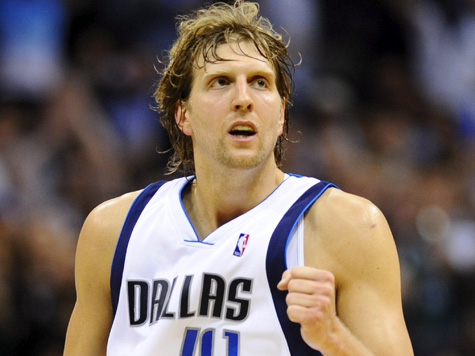 Dallas Mavericks player Dirk Nowitzki from Germany celebrates a basket against the Denver Nuggets in the second half of game 4 of their second round playoff game at the American Airlines Center in Dallas, Texas USA, 11 May 2009. Dallas won 119-117. EPA/LARRY W. SMITH **CORBIS OUT** +++(c) dpa - Bildfunk+++